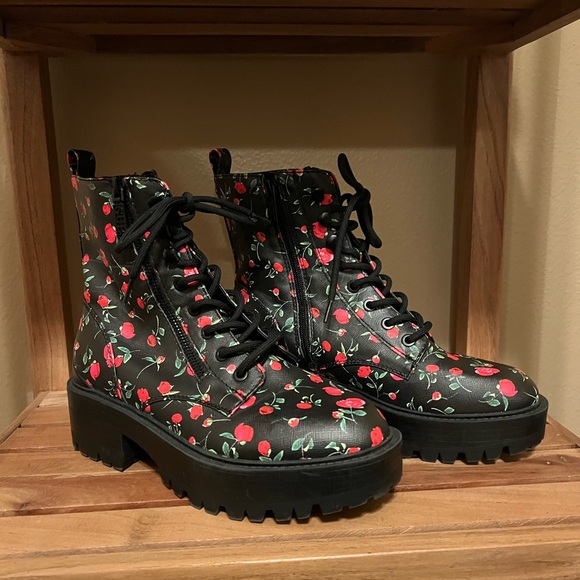 Guess Shoes - GUESS Women's Fearne Faux leather Platform Boots size 7.5